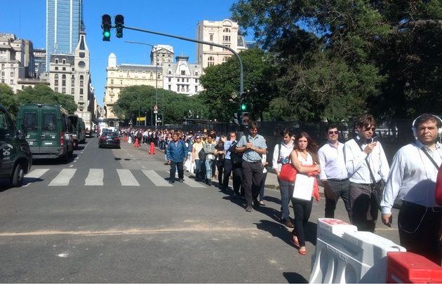 Largas colas  por controles para entrar a trabajar.
