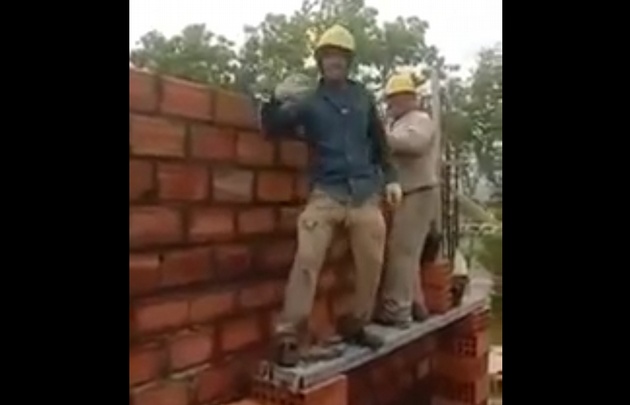 "La mezcla que voy sacando, al balde la voy tirando", canta el trabajador.