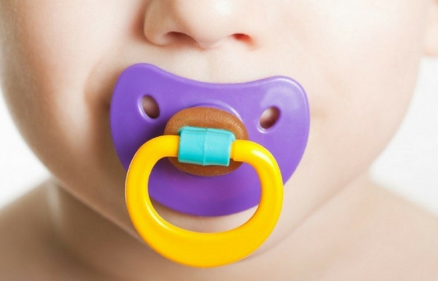Recomiendan no ponerle miel a los chupetes.