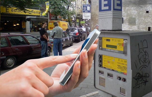 Para estacionar hay que descargar una aplicación o comprar crédito en kioscos.