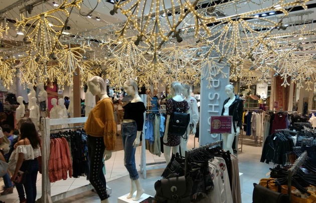 La decoración navideña invade los centros comerciales de Chile.