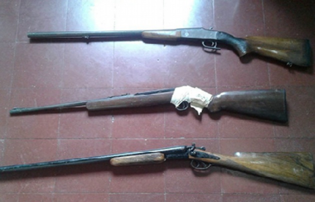 Las escopetas que secuestró la Policía.