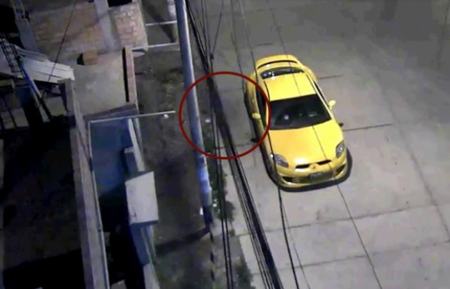 El espectro permaneció sobre el auto durante unos momentos.