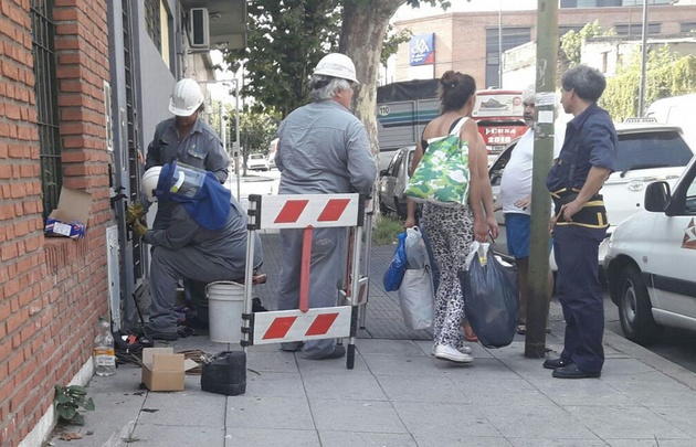 Los operarios trabajan para restablecer el servicio eléctrico.