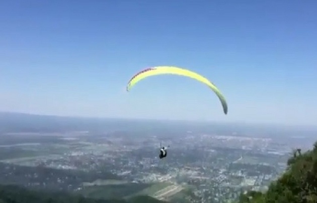 Natalia cayó del parapente a 120 metros de altura (Foto: Captura de video)