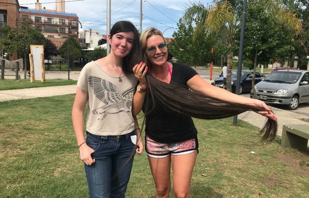Celeste junto a la joven del pelo más largo del mundo.