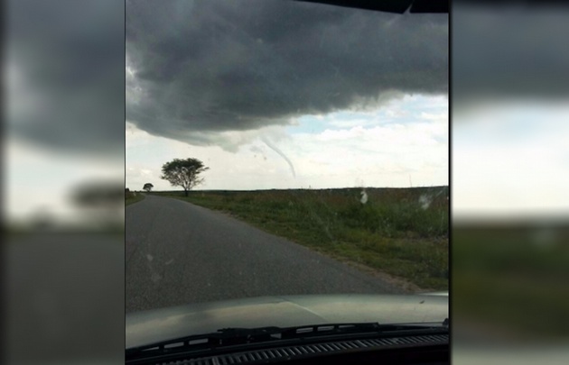 Néstor Ochoa se conducía a su trabajo cuando divisó la "cola de tornado".