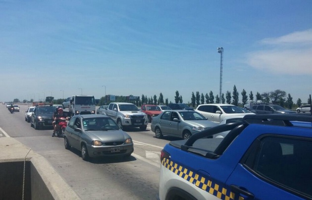 La temporada turística arrancó con el nuevo sistema prepago de peaje.