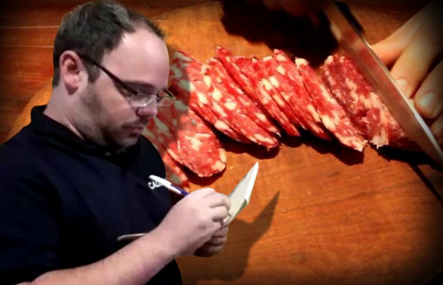 Matías Arrieta aprendió a cortar salame como un profesional.