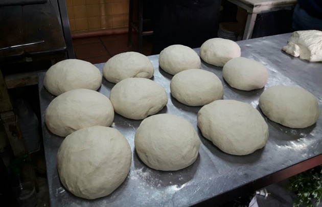 Matías Arrieta aprendió a hacer pan casero.