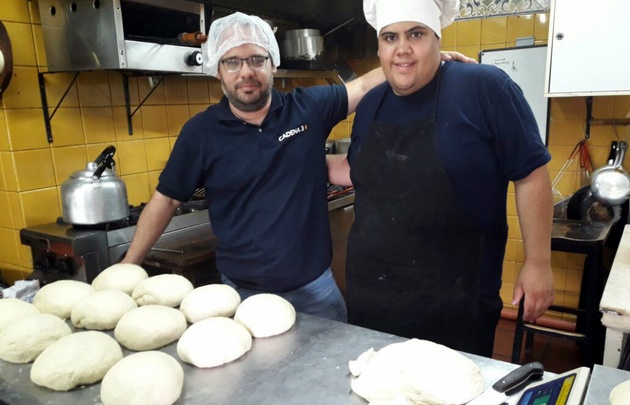 Matías Arrieta aprendió a hacer pan casero.