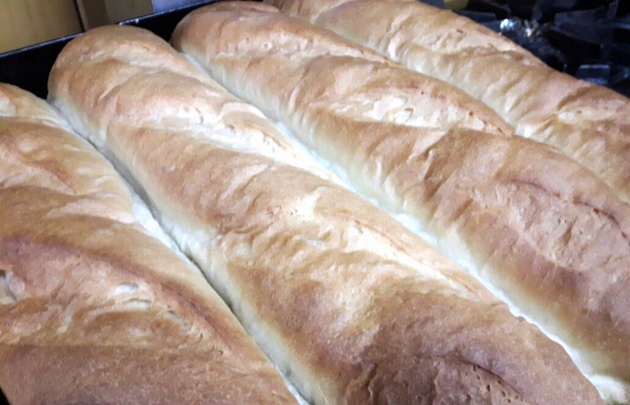 Matías Arrieta aprendió a hacer pan casero.