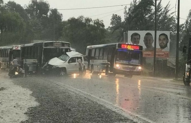 La colisión fue entre un colectivo y una camioneta (Foto: Diego Ocampo)