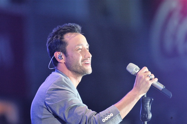 Cerró el espectáculo con Vestido rojo.