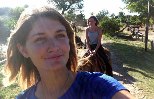Mica Rodríguez cabalgó en la playa