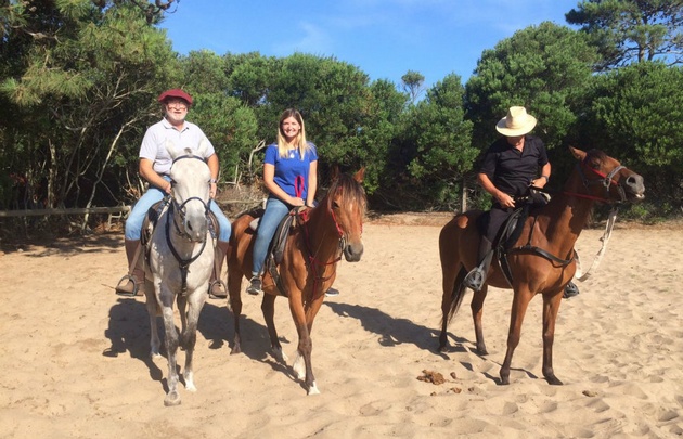 Mica Rodríguez cabalgó en la playa