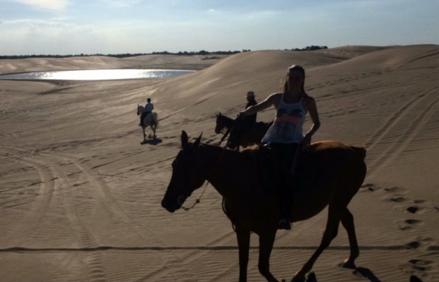 Mica Rodríguez cabalgó en la playa