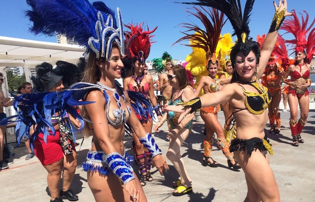 Mica Rodríguez junto al Carnaval de Gualeguaychú en Mar del Plata.