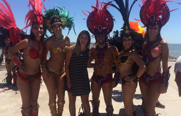 Mica Rodríguez junto al Carnaval de Gualeguaychú en Mar del Plata.