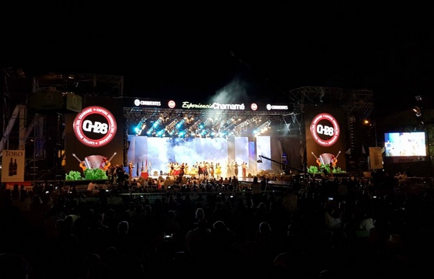 A pesar de la lluvia, la gente se quedó en la fiesta del Chamamé.