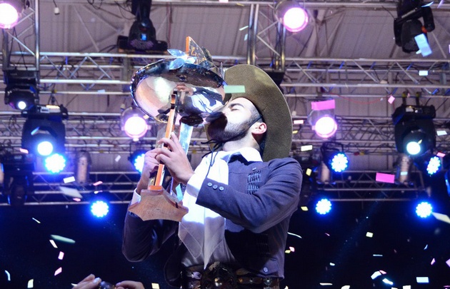 Matías Giménez con su trofeo.