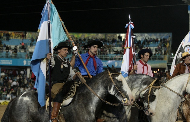 Los jinetes campeones, en la vuelta de honor.