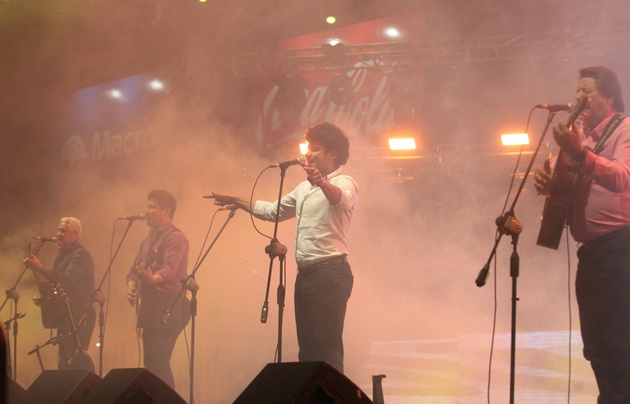 Los Carabajal le pusieron la música santiagueña a la última noche.