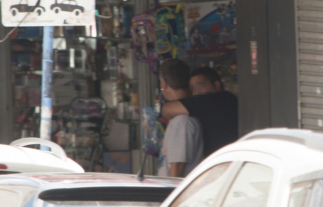 Un hombre armado se atrinchera con un rehén en un comercio de Quilmes.