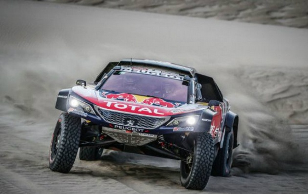 Carlos Sainz lidera la general en autos.