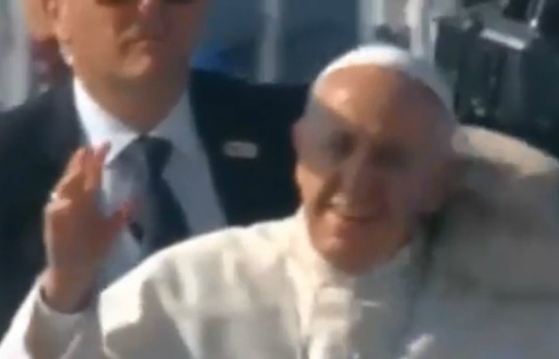 Arrojaron un objeto al Papa