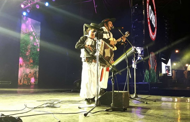 Alan Quiñones abrió la quinta noche de la fiesta litoraleña.