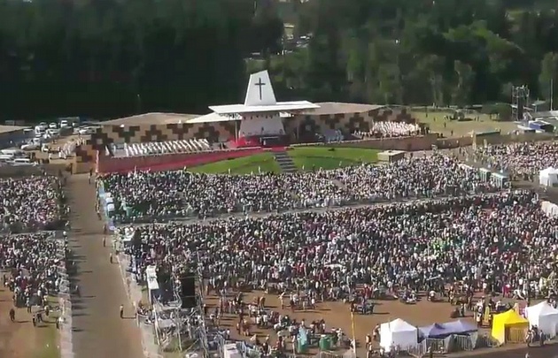 FOTO: Francisco encabezó una multitudinaria misa en Temuco.