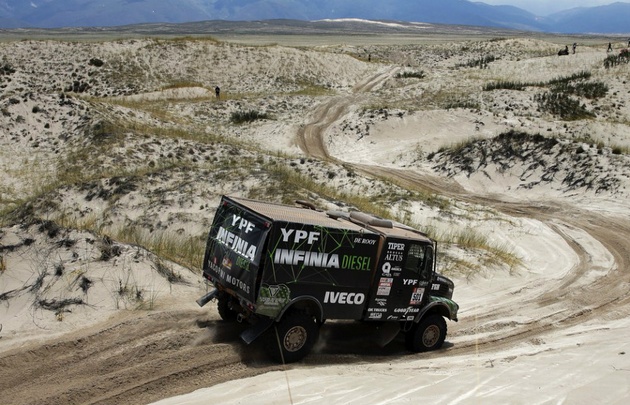 Villagra acecha a Nikolaev.