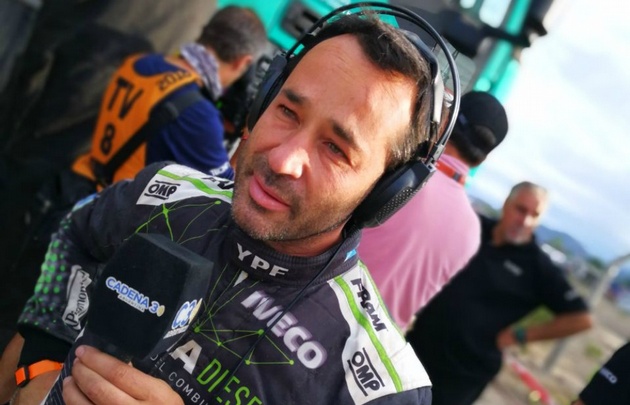 Yacopini, mecánico a bordo del camión.