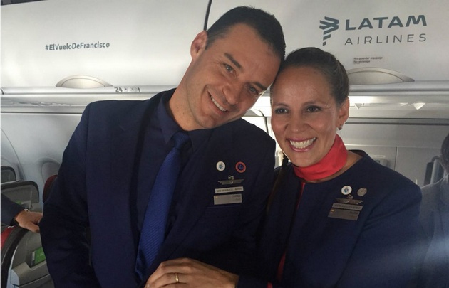 El flamante matrimonio casado por el Papa (Foto: @Cooperativa)