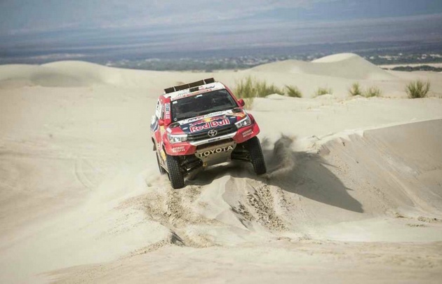 Al-Attiyah logró un tiempo neto de 5 horas 49 minutos y 57 segundos.