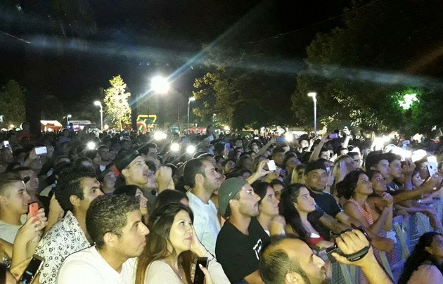 El público joven respondió coreando los temas del bonaerense.