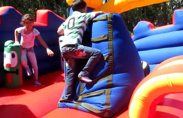 El menor salió llorando del pelotero inflable (Foto ilustrativa)