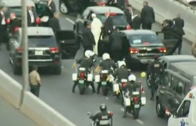 El Papa tuvo que cambiar dos veces de vehículo