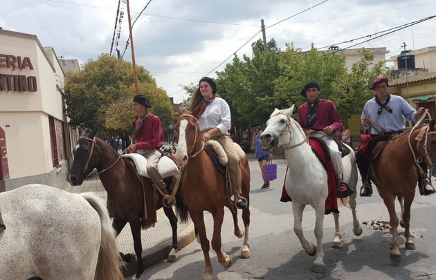 Desfile en Cosquín, a horas del Festival.