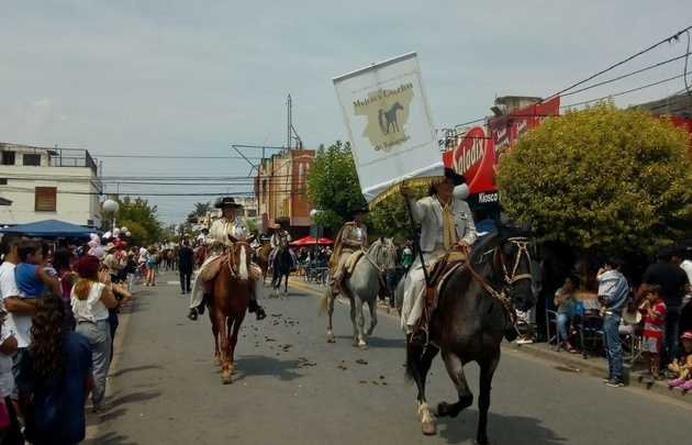 Desfile en Cosquín, a horas del Festival.