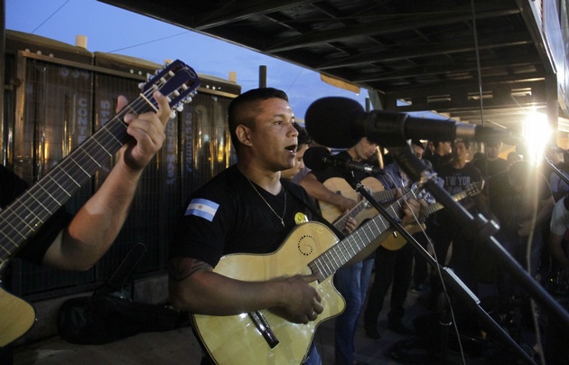 La peña El Corralito, a pura música antes de la apertura de Cosquín.
