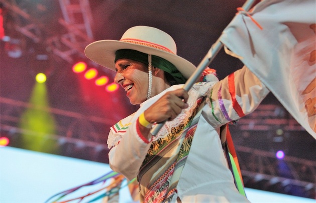 La banda boliviana estuvo acompañada por bailarines durante todo el show.
