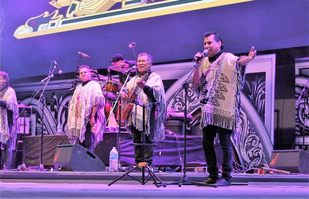 Los Kjarkas presentaron carnavalitos andinos.