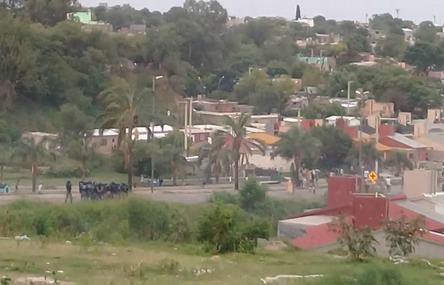 Vecinos y la Policía se cruzaron en barrio Bajo Pueyrredón.