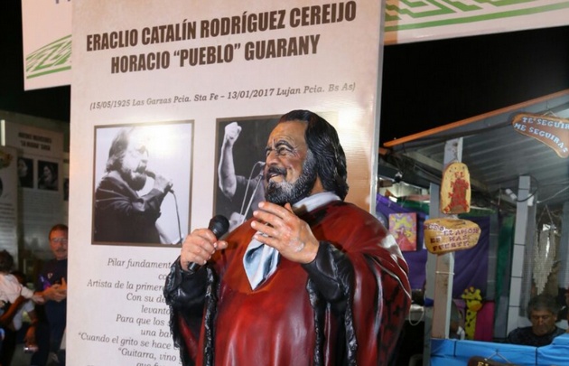 Descubrieron la estatua de Horacio Guarany