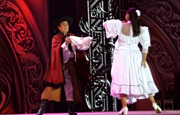 Marina y Hugo Giménez bailaron al ritmo de las canciones de Cafrune.