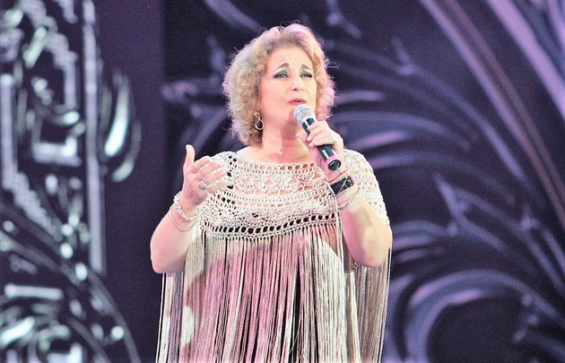 Yamila Cafrune condujo el homenaje a su padre en la sexta noche coscoína.