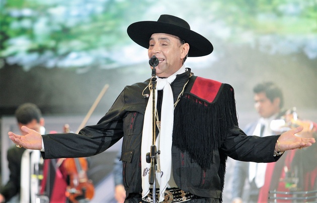 El cantante cantó sus clásico folclore del chaco salteño.