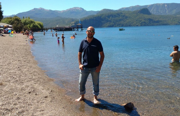 Ale Bustos en la Playa Quila Quina